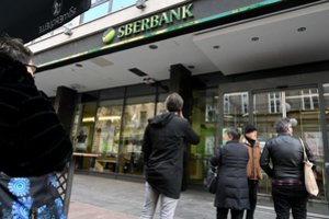 Sureagavo į Vakarų sankcijas: didžiausias Rusijos skolintojas „Sberbank“ traukiasi iš Europos