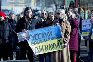 Sostinėje tęsiasi prieš Kremliaus invaziją į Ukrainą nukreiptas protestas: akciją tęs iki savaitės pabaigos