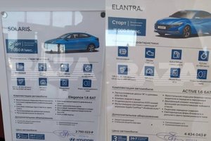 Rusai skundžiasi dėl sankcijų pakilusiomis automobilių kainomis: dabar tai jau tikrai prabangos prekė