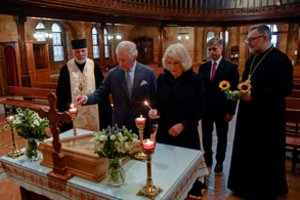 Kunigaikštienė Camilla susitikime su ukrainiečiais nesulaikė ašarų: pasitiko su duona ir druska