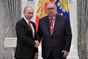 ES sankcijų smūgį gavę V. Putinui artimi oligarchai virkauja dėl įžeistos garbės, orumo ir verslo reputacijos