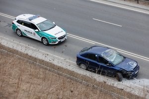 Vilniaus vakariniame aplinkkelyje susidūrė du automobiliai: vienas iš jų vertėsi, vairuotojas išvežtas į ligoninę
