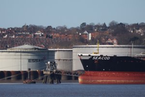 Jungtinėje Karalystėje uosto darbininkai atsisakė iš tanklaivio iškrauti rusišką naftą