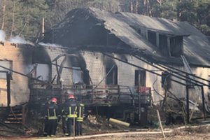 Kilo gaisras Prienų rajone buvusios fermo pastate – sudegė šeimos būstas ir dirbtuvės
