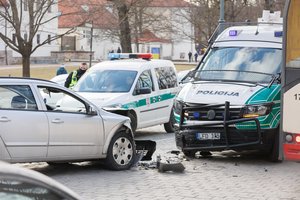 Gaudynės Vilniuje: didžiuliu greičiu lėkęs neblaivus vairuotojas rėžėsi į policijos automobilį