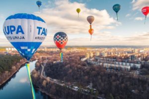 Palaikydami Ukrainą į sostinės dangų pakilo įspūdingo dydžio vėliavomis pasipuošę oro balionai