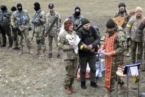 Meilė gyva ir tamsiausiais laikais: prie Kijevo susituokė karių pora