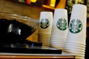 „Starbucks“ skelbia stabdantis veiklą Rusijoje