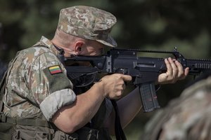Lietuvos kariuomenė nurodė, kokiomis aplinkybėmis lietuviai į rankas gautų šautuvus