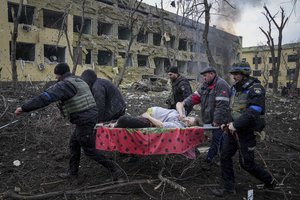 Rusijos kariai subombardavo tris Mariupolio gimdymo namus, žuvo vaikas