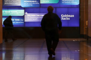 „Goldman Sachs“ tapo pirmuoju stambiu JAV banku, nusprendusiu trauktis iš Rusijos