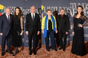 Raudonuoju „Lietuvos garbės“ kilimu žengė garbūs svečiai: pasirodė ir prezidentas G. Nausėda