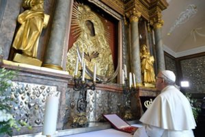 Devyneri Popiežiaus Pranciškaus metai: „Dievo Motina tepadeda mums kurti Tėvynę, kuri stato tiltus, bet ne sienas“
