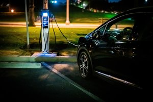 Kyla ne tik degalų, bet ir elektromobilių kainos: maža to, dar gali sutrumpėti nuvažiuojami atstumai