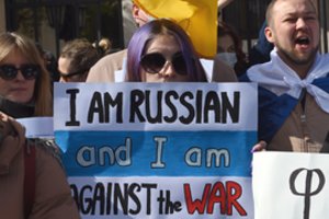 Rusai atvirai papasakojo, su kuo jiems tenka susidurti išvykus iš šalies: yra vienintelis būdas protestuoti