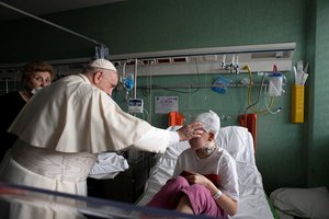 Popiežius Vatikano ligoninėje aplankė ukrainiečius vaikus