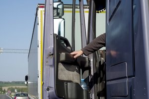 Lenkai aršūs – keliems šimtams sunkvežimių blokuoja kelius į Baltarusiją: reikalauja stabdyti prekybą