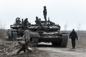 Rusijos kariai išliejo pyktį dėl žuvusių armijos draugų: pervažiavo vadą tanku
