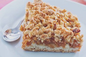 Senovinis trupininis pyragas su obuoliene: iš močiutės paveldėtas receptas