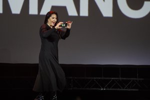 Garsiausia pasaulyje performansų kūrėja Marina Abramovič į „Žalgiro“ areną Kaune priviliojo daugybę žmonių