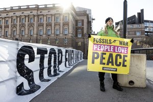 Policija nutraukė „Greenpeace“ vykdytą Rusijos naftos tiekimo blokadą