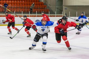 Jaunių ledo ritulio čempionato šeimininkai lietuvius paliko be taškų Estijoje