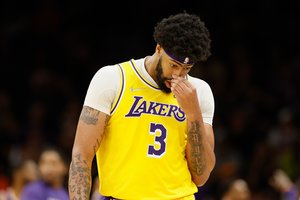Vargo vakarienė: be L. Jameso vėl likusi „Lakers“ nežais NBA įkrintamosiose