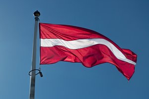 Latvijos parlamentas patvirtino draudimą išduoti leidimus laikinai gyventi šalyje Rusijos ir Baltarusijos piliečiams