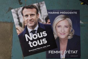 Artėjant Prancūzijos prezidento rinkimams atotrūkis tarp E. Macrono ir M. Le Pen toliau mažėja