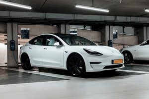 „Tesla“ kovą iš Kinijos eksportavo vos 60 automobilių