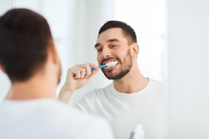 Specialistė paaiškino, kaip taisyklingai valyti dantis: ne priemonės kaltos dėl plintančių problemų, o neteisingas jų naudojimas