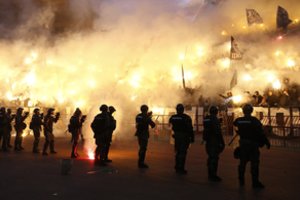 „Crvena zvezda“ ir „Partizan“ derbis paskendo fajerių ugnyje, įsikišti teko ir policijai