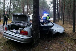 Prienų rajone – pensininko žūtis: automobilis trenkėsi į medį