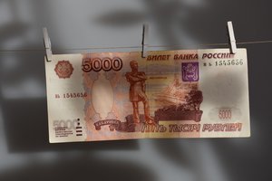 Dar vienas antausis rusams – tvirtos užsienio valiutos jau neįmanoma įsigyti daugumoje bankų skyrių