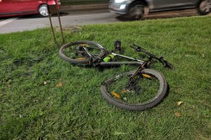 Girto jaunuolio kelionė motoroleriu baigėsi nelaime – vaikinas susidūrė su dviratininke