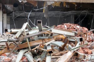 Indonezijoje sugriuvus parduotuvei žuvo 5 žmonės, po griuvėsiais ieškoma kitų