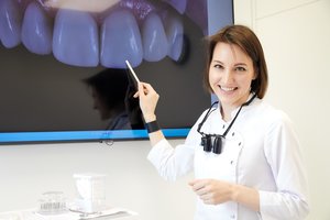 Gydytoja odontologė: dantų išvaizdą koreguoti galima bet kuriame amžiuje
