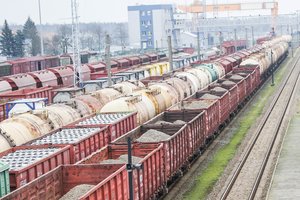 „Lietuvos geležinkeliai“ dėl sankcijų šiemet perveš mažiausiai krovinių per savo veiklos istoriją, neteks 150 mln. eurų