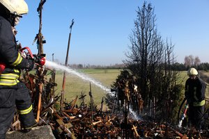 Šiaulių rajone užsiliepsnojo Kryžių kalnas – jo gesinti sutelktos gausios ugniagesių pajėgos