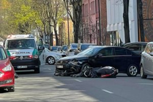 Per avariją Kaune nukentėjo mopedu važiavęs nepilnametis