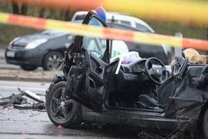 Vilniuje BMW išlėkė į priešpriešą ir susidūrė su kitais automobiliais – žuvo 3 žmonės