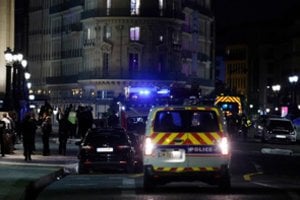Kruvina porinkiminė naktis: Paryžiuje policija nušovė du asmenis automobilyje