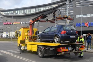Vilniaus savivaldybė kiekvieną dieną išveža po keletą automobilių, pažeidusių KET: kaip suspėti išsaugoti pinigus