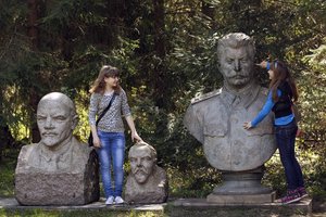 Grūto parke toliau lieka Kaune kažkada stovėjusios sovietinės skulptūros