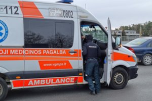 Vilniuje susidūrė sunkvežimis ir lengvasis automobilis – moteris išvežta į ligoninę