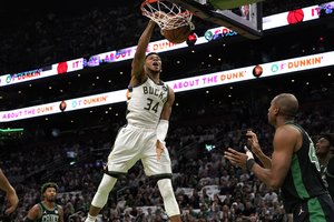 Čempionų žiedus ginantys „Bucks“ krepšininkai išvykoje susitvarkė su „Celtics“