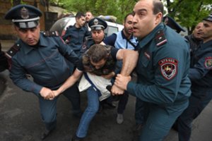 ​Po protestų prieš ministrą pirmininką Armėnijoje suimta 250 žmonių