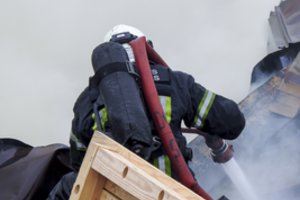 Palangoje įsiplieskė didžiulis gaisras – degė rekonstruojamo pastato stogas