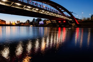 Ypatinga proga Vilniaus tiltai nušvito Lenkijos vėliavos spalvomis