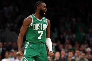 Gynyboje čempionus surakinusi „Celtics“ atstatė lygybę atkrintamųjų serijoje